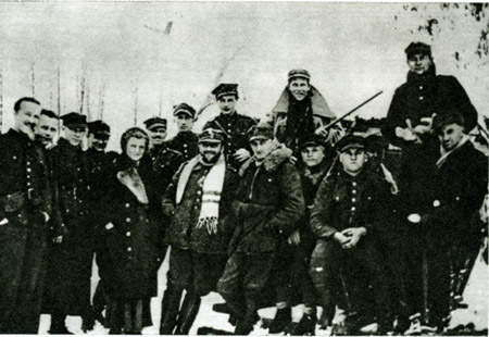 Jedno z ostatnich zdj mjr. Henryka Dobrzaskiego Hubala (w biaym szaliku) wykonane w styczniu 1940 roku na postoju we Fryszerce.